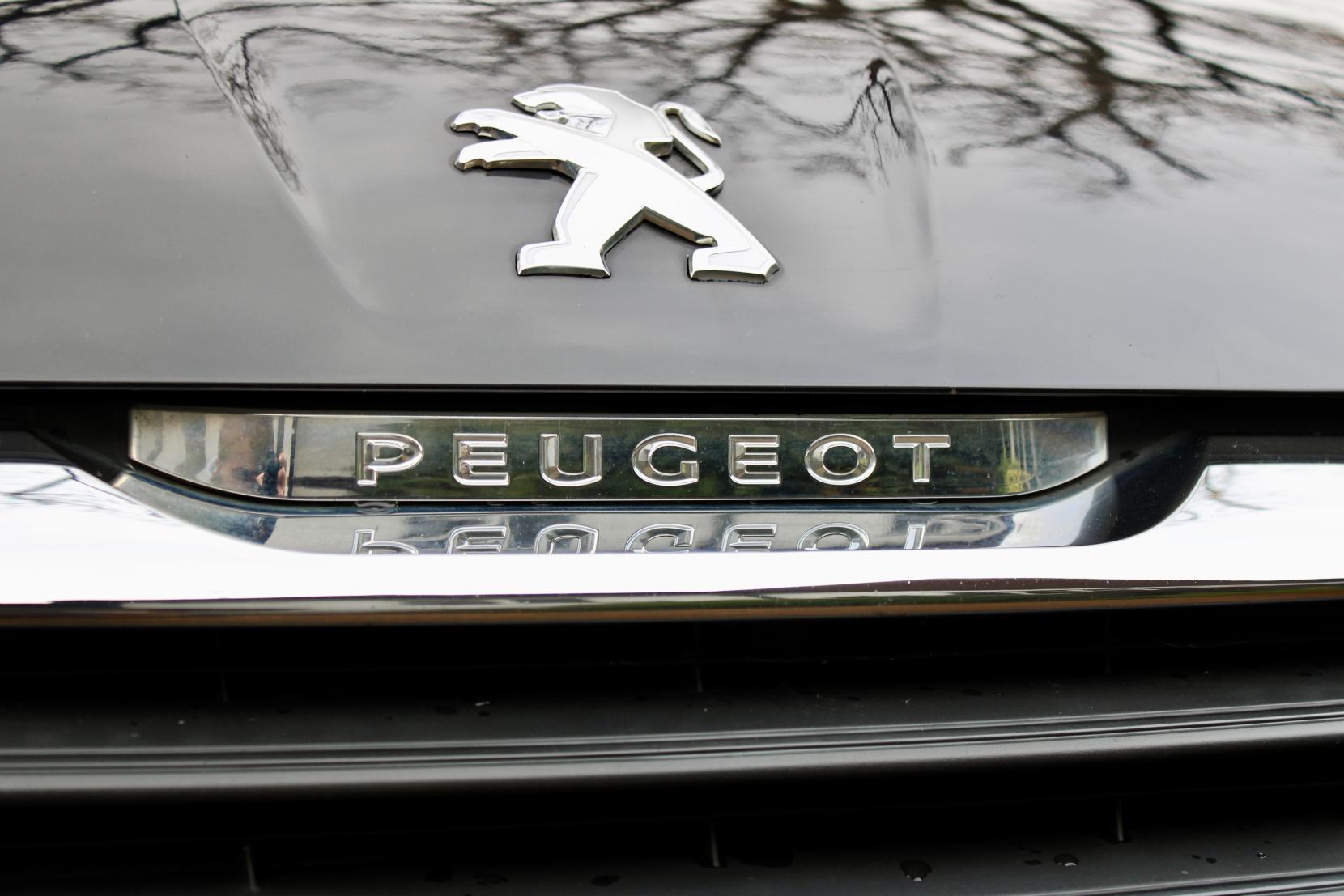 Peugeot 108 1.2 VTi PureTech Allure Hatchback 5dr Petrol Manual Euro 5 (82 ps)