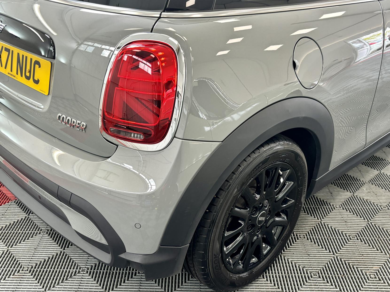 MINI Hatch 1.5 Cooper Classic Hatchback 3dr Petrol Steptronic Euro 6 (s/s) (136 ps)