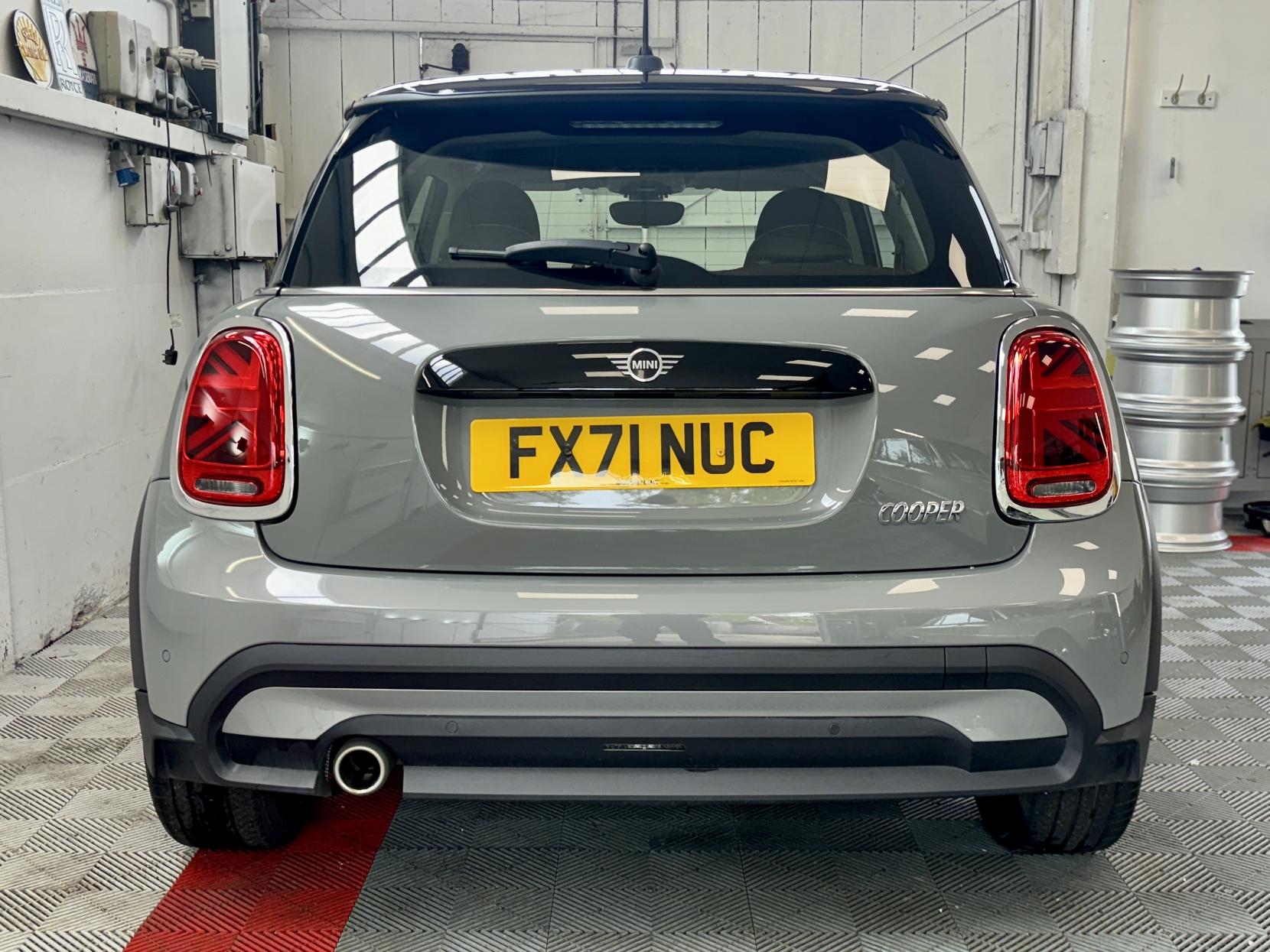 MINI Hatch 1.5 Cooper Classic Hatchback 3dr Petrol Steptronic Euro 6 (s/s) (136 ps)