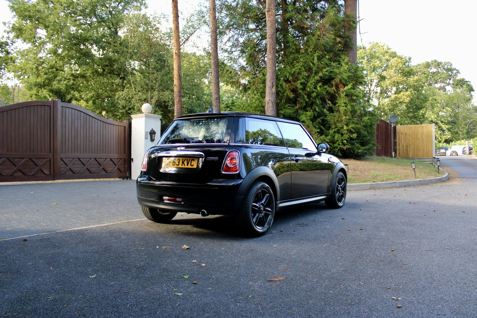 MINI Hatch 1.6 Cooper Baker Street Hatchback 3dr Petrol Manual Euro 6 (s/s) (122 ps)