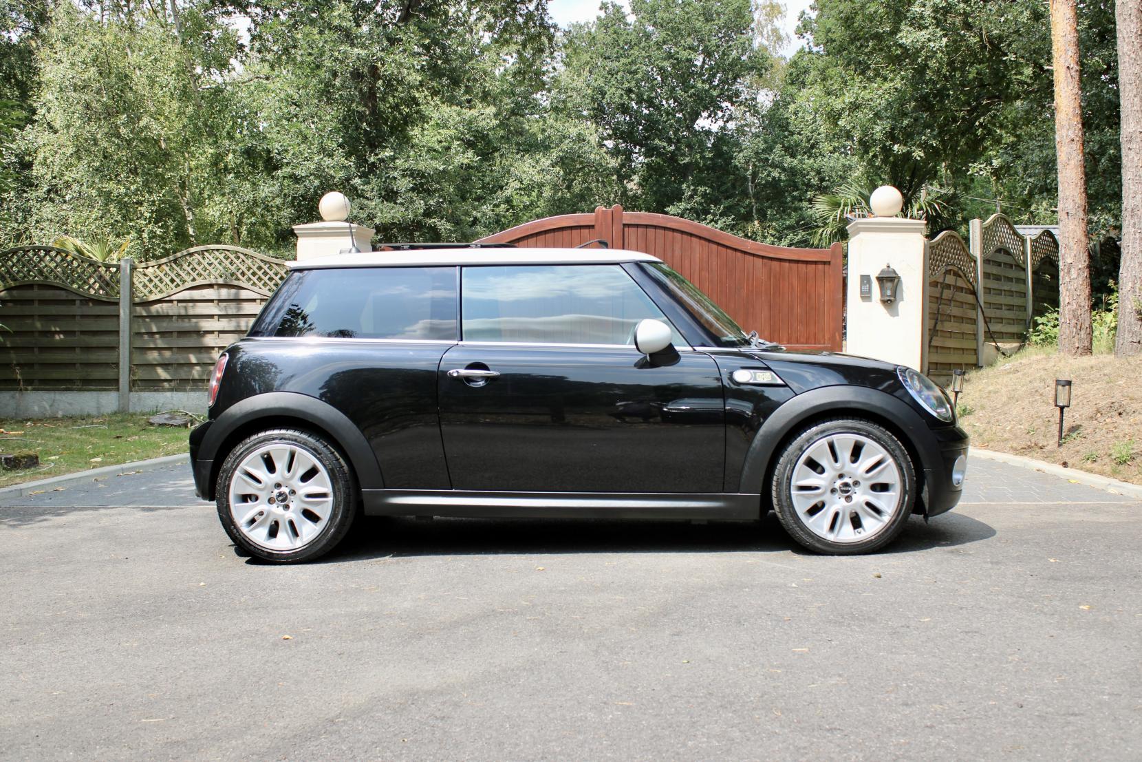 MINI Hatch 1.6 Cooper Camden Hatchback 3dr Petrol Steptronic Euro 5 (122 ps)