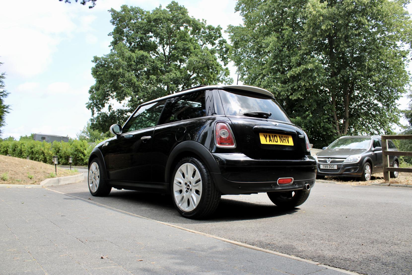 MINI Hatch 1.6 Cooper Camden Hatchback 3dr Petrol Steptronic Euro 5 (122 ps)